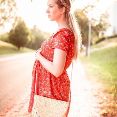 Schwangerschaftslook –  Rotes Kleid + Was kommt in meine Kliniktasche?