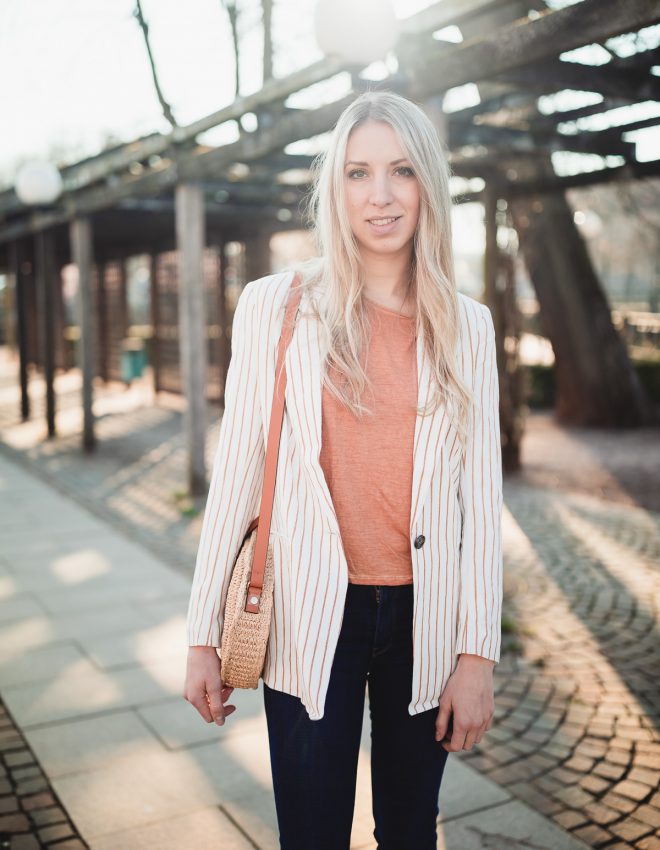 Gestreifter Blazer, Strohtasche und DIY Gartentisch