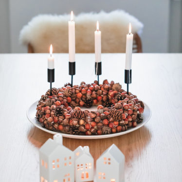 DIY Herbstkranz / Adventskranz aus Nüssen, Eicheln und Zapfen