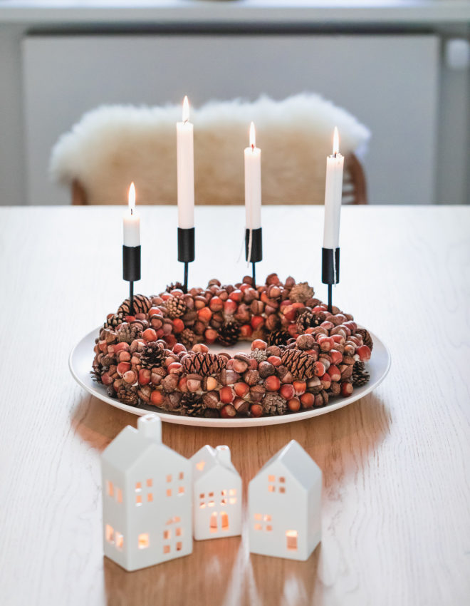 DIY Herbstkranz / Adventskranz aus Nüssen, Eicheln und Zapfen